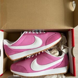 Nike Women's Pink and White Sneakers NWT IN BOX NEVER WORN SZ 7